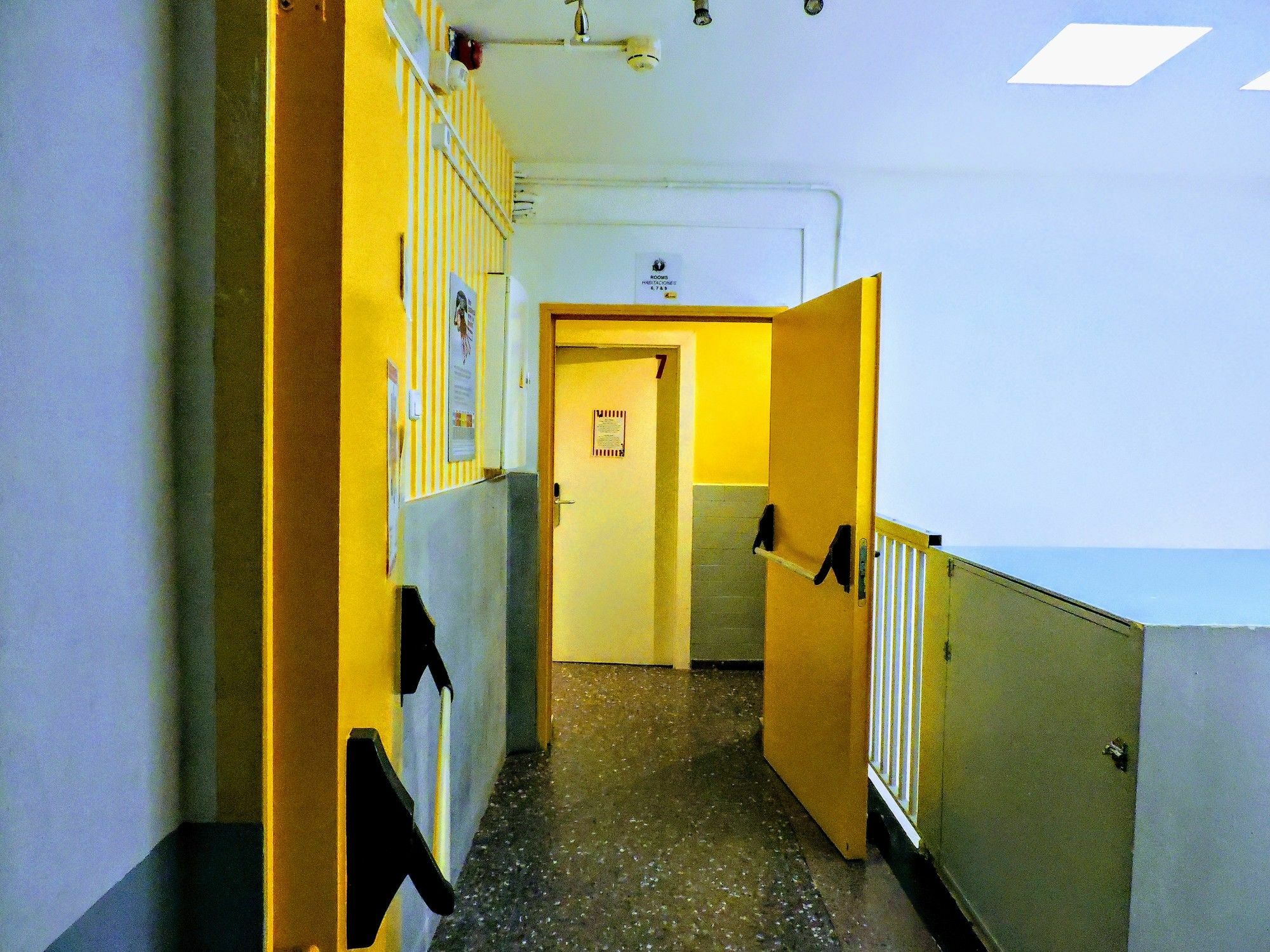 Hostel One Les Corts Barselona Dış mekan fotoğraf